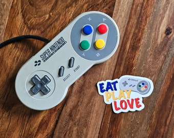 Stickers vinyle EAT PLAY LOVE - Mantra Geek / Gamer (pun: Eat, pray, love) 6,8cm x 4,5