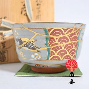 Ciotola Kintsugi, ceramica giapponese vintage, chawan da matcha fatta a mano, motivi con cinghiale e onda portafortuna, riparazione con oro 24 carati.