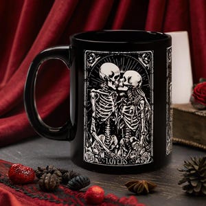 Copo de casal esqueleto, caneca de café esqueleto gótico, presente para casais, estética escura, caneca de café de cartas de amantes de tarô, romance escuro, caneca de café preta