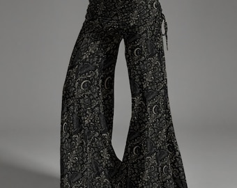 Peut inclure: Pantalon large noir orné d'un motif gris répétitif composé de croissants de lune, d'oiseaux et de volutes florales. Le pantalon présente une taille haute froncée avec un cordon de serrage sur le côté, offrant une silhouette ample et fluide.
