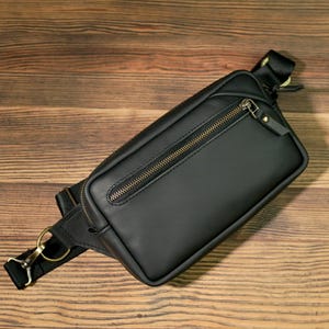 Schwarze Leder Crossbody Tasche für Mann, personalisierte Leder Gürteltasche, Leder Gürteltasche, Herren Leder Bauchtasche, personalisiertes Geschenk