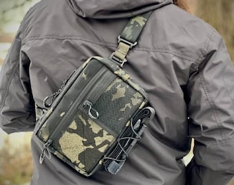 Taktische schwarze Multicam-Brusttasche mit abnehmbaren Gurt, Crossbody EDC Mission Cordura Bag mit Pistolenhalfter