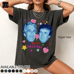 Könnte beinhalten: Pfefferfarbenes T-Shirt mit einer Grafik von zwei blauen Männergesichtern, umgeben von Herzen und Sternen. Der Text "BEST FRIENDS" befindet sich unter den Gesichtern. Verfügbare Farben werden unten angezeigt.