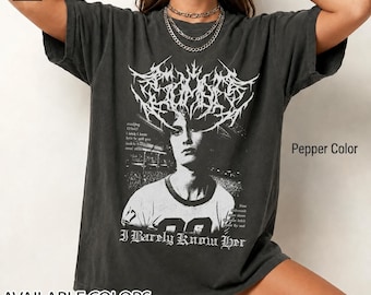 Camiseta unisex de algodón suave con estampado vintage de los 90 de Sombr I Barely Know Her.