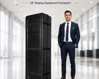 以下が含まれることがあります： 52インチの展示機器輸送用エクストララージブラックトレードショーケース。背の高い長方形のハードシェル収納コンテナで、垂直および水平の構造リブで補強された外装と4つの小さなホイールを備えています。