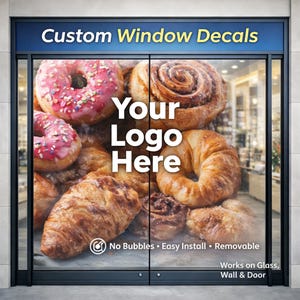 Op de afbeelding: Aangepaste raamsticker met een bakkerijdisplay met donuts, croissants en kaneelbroodjes. De tekst "Your Logo Here" is prominent aanwezig. Extra tekst geeft aan dat de sticker bubbelvrij, eenvoudig te installeren, verwijderbaar is en werkt op glas, muren en deuren.