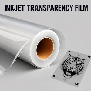 Könnte beinhalten: Eine Rolle aus transparenter Inkjet-Folie mit einem braunen Pappkern. Der Text INKJET TRANSPARENCY FILM steht über der Rolle. Ein rechteckiges Blatt der Folie zeigt eine schwarz-weiße grafische Illustration eines Tigerkopfes.