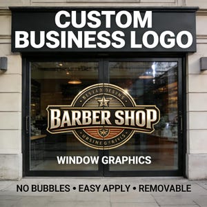 Könnte beinhalten: Ein Geschäftseingang mit einem schwarzen Schild mit der Aufschrift "CUSTOM BUSINESS LOGO" in Weiß. Die Glastür zeigt ein gold-braunes "BARBER SHOP" Logo mit dem Text "WINDOW GRAPHICS" darunter. Der untere Text lautet "NO BUBBLES • EASY APPLY • REMOVABLE".