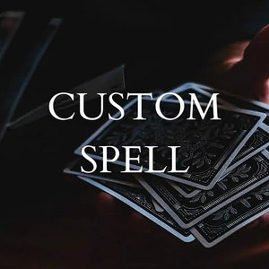 Puede incluir: Una mano sosteniendo una baraja de cartas con un diseño floral oscuro. El texto "CUSTOM SPELL" está superpuesto a la imagen en blanco, con una fuente estilizada. El fondo es oscuro y borroso, creando un efecto dramático.