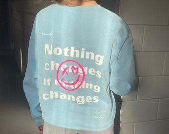 Il maglione che cambia ~ Smiley girocollo ~ citazioni ~ Non cambia nulla se non cambia nulla ~ Abbigliamento unisex ~ per lui e per lei