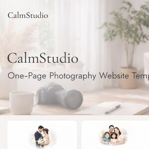 以下が含まれることがあります： 「CalmStudio」と「One-Page Photography Website Template」のテキストが入った写真用ウェブサイトテンプレート。画像には、カメラ、ノート、コーヒーカップがテーブルの上に写っています。背景にはソファ、植物、装飾品があります。