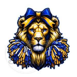 Op de afbeelding: Gedetailleerde illustratie van een leeuwenkop met een blauwe en gouden strik op zijn hoofd en blauwe ogen. De leeuw houdt blauwe, witte en gouden pompons vast. De afbeelding staat op een witte achtergrond.