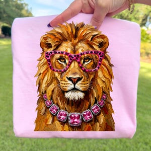 León PNG / Diseño de sublimación de animales glamurosos / Gafas y collar de diamantes de imitación / Descarga digital