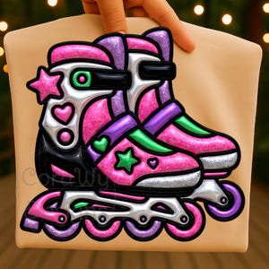 Könnte beinhalten: Ein Paar pink-lila Rollschuhe mit Glitzerakzenten. Die Rollschuhe haben grüne und silberne Details sowie Stern- und Herzverzierungen. Das Design ist vor einem beigen Hintergrund.