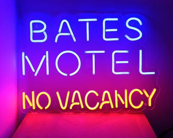 Bates Motel Neon Sign – Psycho Inspired LED Light – Vintage Motel Wall Decor – Retro Cinema Neon
