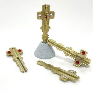 Chiave cruciforme ispirata a MISSION: IMPOSSIBLE 7 - Chiave AI - L'Entità - Chiave cruciforme. Con espositore.