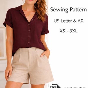 Op de afbeelding: Een vrouw draagt een bordeauxrood shirt met korte mouwen en een beige short. De afbeelding bevat de tekst "Comfort Fit Summer Shirt Sewing Pattern" en "XS - 3XL". Een PDF-pictogram is ook zichtbaar.