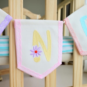 Banderín bordado para bebé, banderín con inicial de margarita, guirnalda infantil, letrero personalizado para puerta, regalo para baby shower