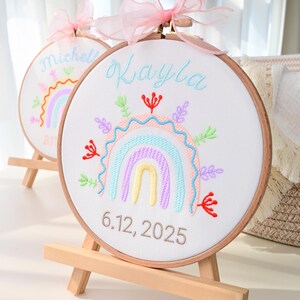 Letrero bordado con estadísticas de nacimiento, pancarta para anunciar el nacimiento de un bebé, decoración de arcoíris para la habitación de un bebé, regalo para baby shower, regalo para mamá primeriza