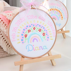 Letrero con estadísticas de nacimiento, letrero con nombre de niña, bastidor de bordado para recién nacidos, pancarta de guardería personalizada, arte de pared con arcoíris