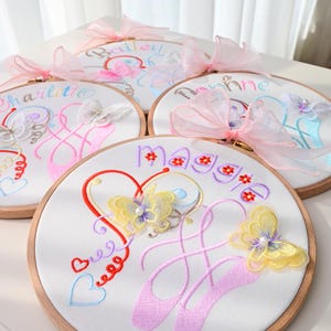 Letrero con nombre de bebé, aro bordado con estadísticas de nacimiento, decoración de guardería con bailarina, letrero de puerta personalizado, regalo de baby shower