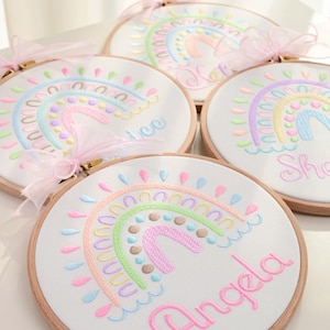 Letrero para puerta de bebé, colgador para puerta de hospital, letrero con nombre de recién nacido, pancarta personalizada para guardería, aro bordado para bebé, anuncio de bebé con arcoíris