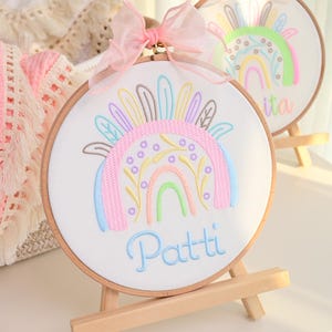 Letrero con nombre de niña para anunciar el nacimiento del bebé, colgador para puerta de guardería, letrero para bebé en el hospital, anuncio de nacimiento con arcoíris
