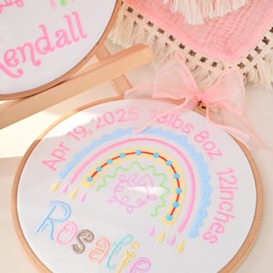 Letrero con estadísticas de bebé, colgador para puerta de hospital, letrero con nombre bordado, letrero para puerta de guardería, colgante de pared con arcoíris, recuerdo para bebé
