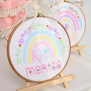 Cartel personalizado con nombre de niña para bebé, aro bordado con nombre de bebé, decoración de habitación con arcoíris, arte bohemio para guardería