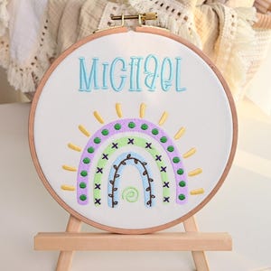 Letrero con nombre para recién nacido, colgador para puerta de hospital, letrero de bienvenida para bebé, aro de bordado personalizado, decoración de habitación con arcoíris