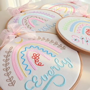 Letrero para puerta de guardería Letrero con nombre de niña Letrero de madera con aro de bordado personalizado Letrero con nombre Arte de guardería con arcoíris