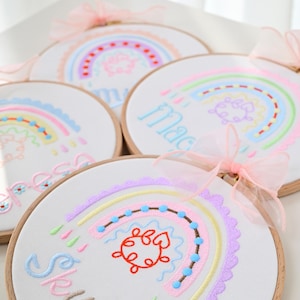 Letrero de arcoíris para bebé, letrero para puerta de recién nacido, colgador para puerta de hospital, aro con nombre bordado, decoración de habitación bohemia, regalo para baby shower