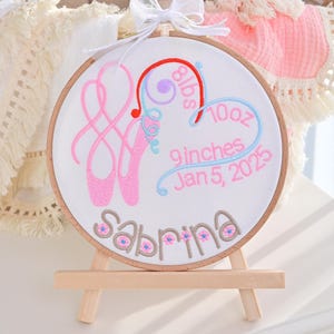 Letrero con estadísticas de nacimiento de bebé, aro con nombre bordado, decoración de guardería con bailarina, colgador de puerta de hospital