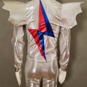 Traje prateado inspirado em David Bowie: traje metálico de Ziggy Stardust