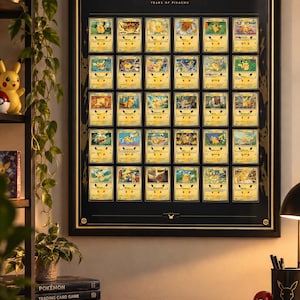 Pode incluir: Um cartaz preto emoldurado intitulado Pokémon 30 Years of Pikachu, apresentando uma grade de trinta cartas colecionáveis Pikachu individuais. O conjunto está organizado em cinco linhas e seis colunas, exibindo várias ilustrações do personagem.