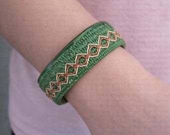 Groene armband van Lucite-hars met geweven textiellaag Boho statement-armband