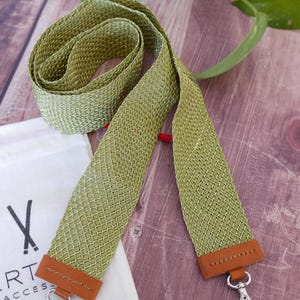 Peut inclure: Ensemble de trois tasses en céramique avec une finition mate et mouchetée. Les tasses sont de couleur crème, gris clair et gris foncé. Chaque tasse a un design simple et minimaliste.