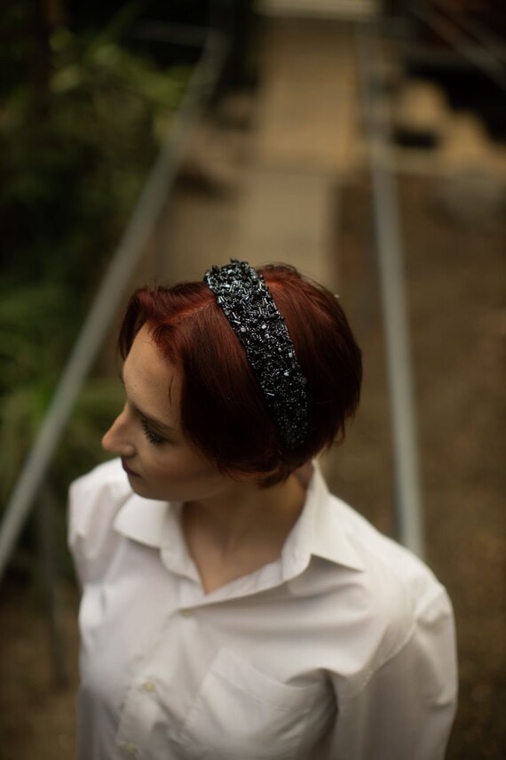 Elegant Crystal-studded Black Headband for Women  display picture 1