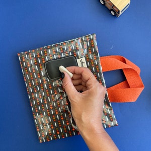 Bolsa de Arte para Niños: Impermeable y Personalizable, Organizador para Cuadernos y Rotuladores, Perfecta para Viajes y Restaurantes.
