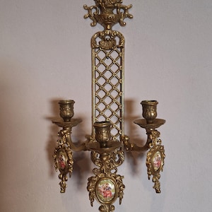 Large vintage baroque wall candle holder made of brass - hand-painted porcelain plaque - old wall lamp in antique style - electrifiable - 1950s