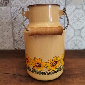 Old small enamel milk can with sunflowers and wooden handle - 1960s - 2 liters - country house - garden decoration - shabby chic