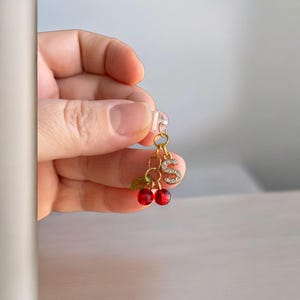 Tapón antipolvo personalizado para teléfono y Kindle: crea tu propio dije (corazón, cereza y letra) o accesorio kawaii para iPhone Tipo C.