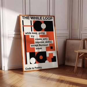 K&ouml;nnte beinhalten: Gerahmtes Poster mit minimalistischem Design und dem Text "THE WHILE LOOP" in Schwarz. Das Poster enth&auml;lt Programmier-Phrasen in Wei&szlig; und Orange, mit dem Satz "Code is Poetry" unten. Der Rahmen ist hellbraun.