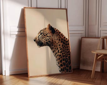 Può includere: Un primo piano della testa e delle spalle di un leopardo, che guarda di lato. Il leopardo è marrone e nero con macchie. Lo sfondo è di colore beige chiaro.