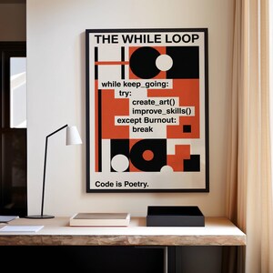 K&ouml;nnte beinhalten: Ein gerahmtes Poster mit schwarzem Rand, das ein geometrisches Design in Schwarz, Wei&szlig; und Orange zeigt. Der Text lautet "THE WHILE LOOP" und "Code is Poetry." Programmierbezogener Text ist ebenfalls sichtbar.