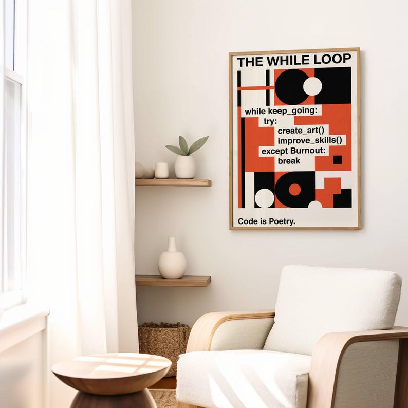 K&ouml;nnte beinhalten: Ein gerahmter Kunstdruck mit minimalistischem Design mit dem Text "THE WHILE LOOP" in Schwarz und Wei&szlig;, mit orangefarbenen und schwarzen geometrischen Formen. Der Text "Code is Poetry" steht unten. Der Druck wird in einem Wohnzimmer gezeigt.