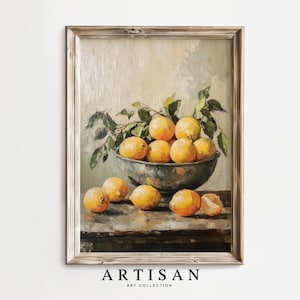 Puede incluir: Una pintura de un cuenco lleno de limones y algunos limones esparcidos sobre una mesa de madera. El cuenco es plateado y los limones son amarillos con un ligero tono verde. El fondo es gris claro con algunas hojas verdes.