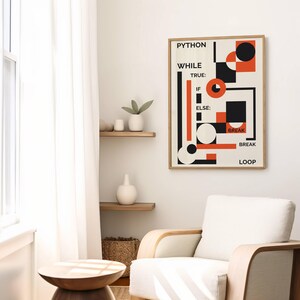 Puede incluir: Un p&oacute;ster enmarcado con un dise&ntilde;o minimalista que presenta la palabra "PYTHON" y t&eacute;rminos relacionados con la programaci&oacute;n. La obra de arte utiliza una paleta de formas geom&eacute;tricas negras, blancas y naranjas. El p&oacute;ster se exhibe en un sal&oacute;n con un sill&oacute;n blanco.