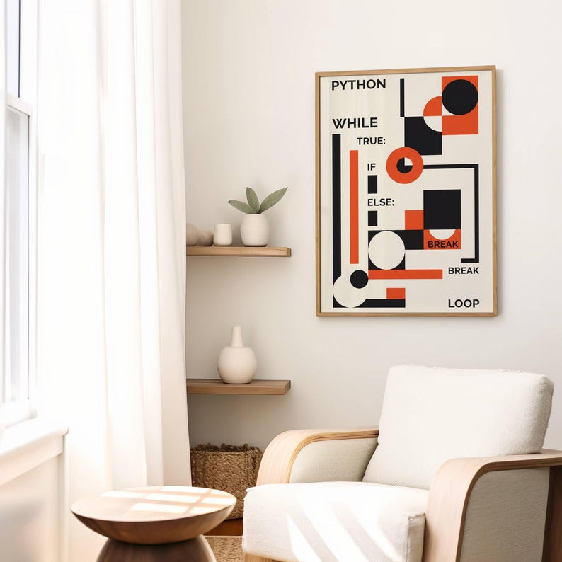 Puede incluir: Un p&oacute;ster enmarcado con un dise&ntilde;o minimalista que presenta la palabra "PYTHON" y t&eacute;rminos relacionados con la programaci&oacute;n. La obra de arte utiliza una paleta de formas geom&eacute;tricas negras, blancas y naranjas. El p&oacute;ster se exhibe en un sal&oacute;n con un sill&oacute;n blanco.