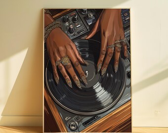Puede incluir: Primer plano de las manos de una persona sobre un tocadiscos. Las manos llevan anillos y pulseras de oro. El tocadiscos es negro y tiene una base de madera.